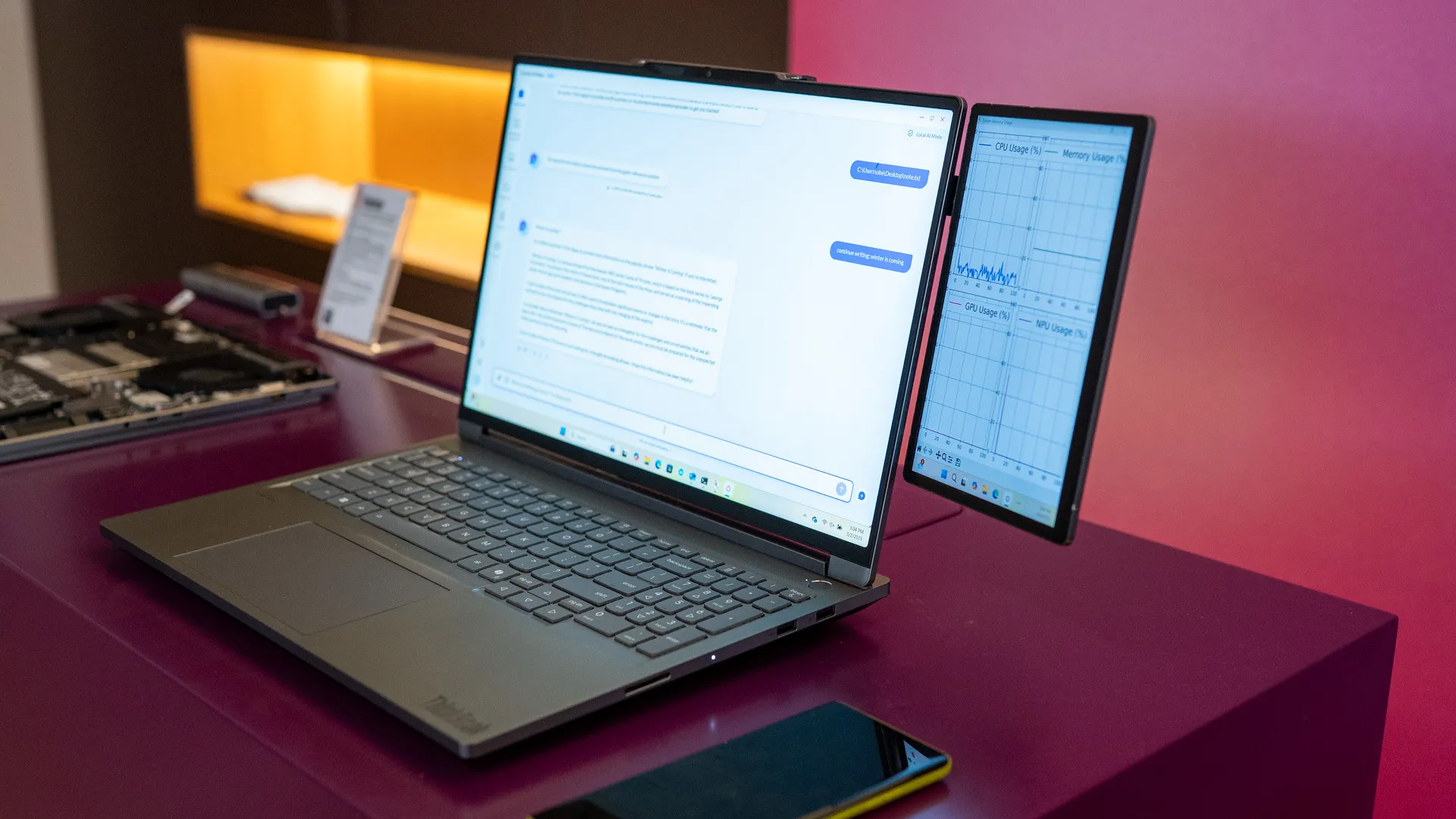 Lenovo Magic Bay 2. displej připojený k notebooku