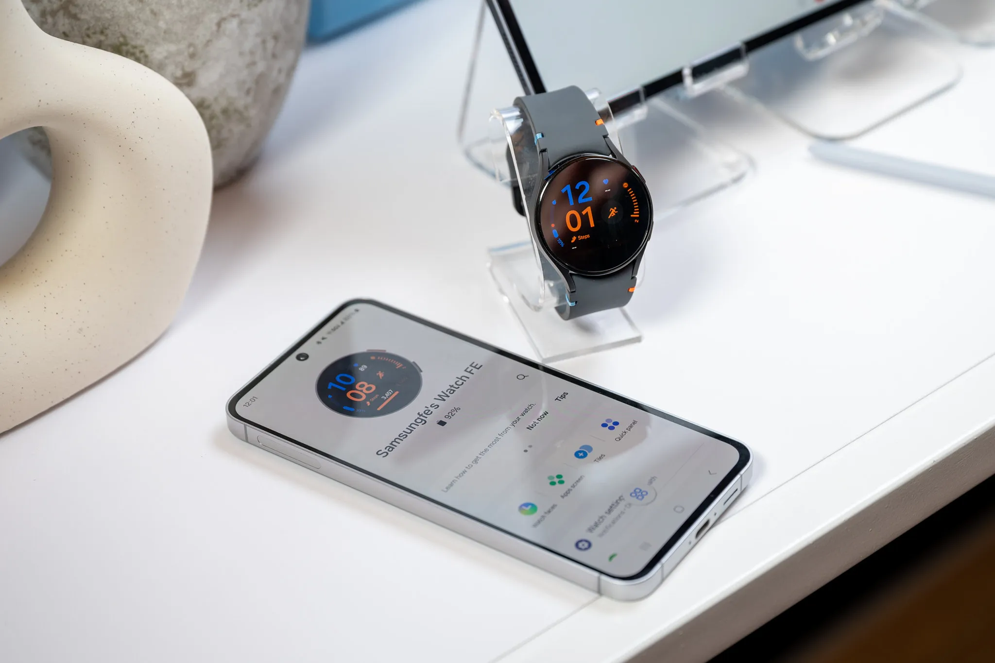 Samsung Galaxy S24 Fe připojeno k Galaxy Watch LTE